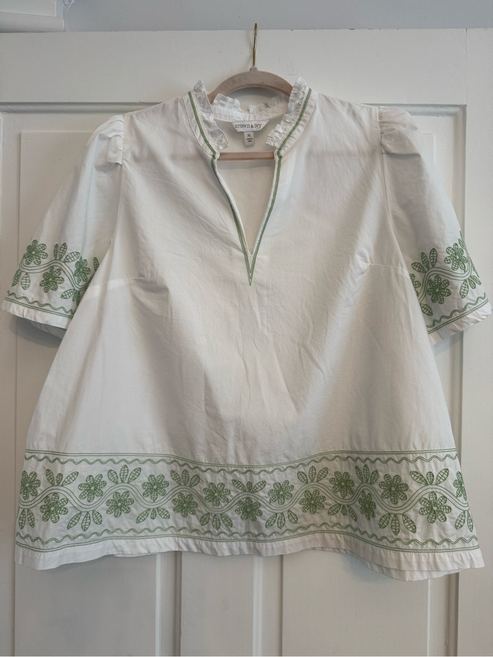 crown & ivy White Ruffled Cotton Tunic with Green Trim